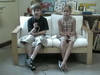Szenenfoto: Zwei Kinder als Moderatoren auf einer Couch