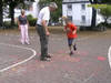 Szenenfoto: Kind und Senior beim Spiel 